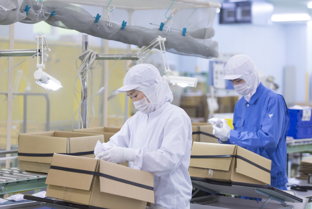 大阪と奈良の2か所の工場で、信頼性の高い商品をつくり続けている。