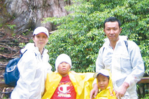 2007年の家族写真。新しい挑戦に肩を押してくれているのは、経営パートナーの夫をはじめ、二人の息子の存在だ。