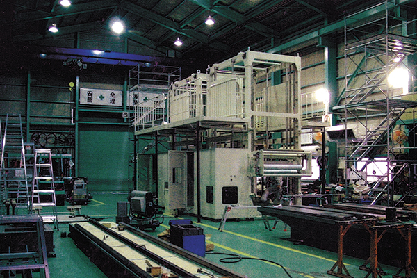 大型の産業用機械が並ぶ工場。