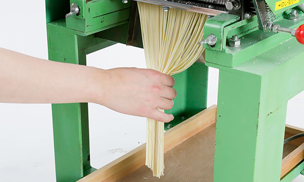 小型、簡単、堅牢で40年以上愛され続ける製麺機 | 株式会社大成機械